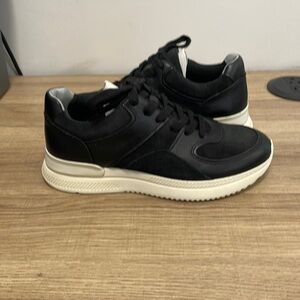 Everlane O By Everlane The Leather Trainer Sneaker in Black